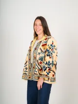 Chaqueta color crema con bordado floral multicolor de estilo suzani, confeccionada en algodón.