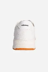 Zapatillas urbanas de cuero color blanco con suela de goma color caramelo y logo en etiqueta de cuero en la lengüeta.