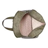 Mochila pequeña color verde oliva con estampado del logo de la marca en todo el bolso. Tiene un bolsillo frontal con cierre, asa de mano y correas ajustables con el nombre de la marca.