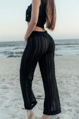 Pantalón de hilo tejido color negro, de corte recto y tiro alto.