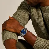 Reloj Fossil Everett con caja de acero plateado de 42mm y esfera azul texturizada. Cuenta con malla metálica plateada de 18mm, movimiento de cuarzo de tres agujas con fecha y cristal mineral. Resistente al agua hasta 5 ATM.