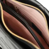 Cartera bandolera negra de cuero sintético con diseño acolchado en forma de rombos. Tiene correa de hombro ajustable con hebilla y cadena gruesa dorada y negra.