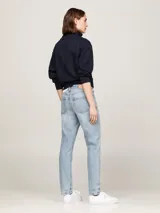 Jean de denim celeste con efecto desteñido, corte pitillo, talle alto y cinco bolsillos.