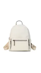 Mochila color tostado combinada con nobuck, bolsillo amplio adelante con broche y cierre, bolsillos en los costados, asas regulables y bolsillos internos cómodos.