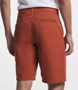 Bermuda masculina de sarga color rosado, con corte recto y bolsillos laterales.