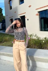 Blusa de mangas largas con cuello alto y estampado animal print.