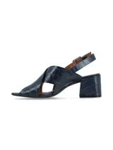 Sandalias negras de charol con tiras cruzadas, tacón cuadrado y pulsera al tobillo con hebilla metálica.