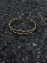 Pulsera dorada rígida con eslabones ovalados.