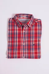 Camisa de manga corta con estampado a cuadros en tonos rojo, blanco y azul. Tiene logo bordado en el pecho y cartera con botones. Corte slim fit.
