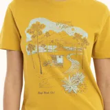 Remera amarilla de corte clásico con estampado de paisaje playero con palmeras, cabaña y la frase "Welcome to Malibu. Reef Beach Club".