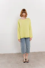 Remera verde lima de corte holgado con cuello redondo y mangas largas.