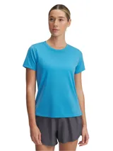 Remera deportiva azul con cuello redondo y mangas cortas.