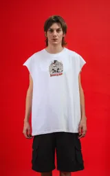 Sudadera sin mangas de calce oversize, color blanco, confeccionada en algodón premium. Presenta un estampado frontal con una calavera con sombrero de copa y dos personajes estilo Mickey Mouse, con el texto "CHILLED & BONE".