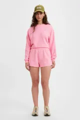 Short de felpa rosa de tiro medio, con cinturilla elástica y corte relajado.