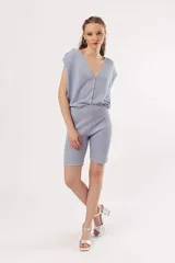 Shorts de punto ajustados color celeste claro con acabado metalizado, de tiro alto.