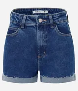 Short de jean azul oscuro, corte hot pants, tiro alto, con bolsillos delanteros y traseros, cierre con botón y cremallera, trabillas en la cintura y ruedo desflecado con dobladillo.