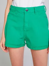 Short de jean color verde esmeralda, de tiro alto y corte recto.
