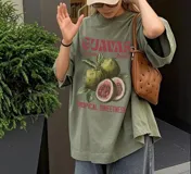 Remerón verde militar de corte holgado con mangas cortas y estampado de guayabas y texto en color rosa.