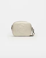 Bandolera de cuero graneado color blanco, con diseño minimalista y logo en relieve.