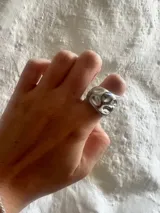 Anillo dorado con forma irregular y diseño chunky.