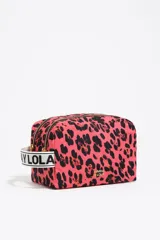 Neceser de gran tamaño con exterior de nylon estampado animal print (leopardo) en tonos rosa fuerte y negro. Presenta estructura soft, cierre con cremallera, logo metálico BIMBA Y LOLA y bolsillo interior. Incluye una etiqueta de tejido con el nombre de la marca y una correa lateral de tela blanca con texto negro.