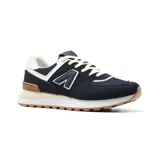 Championes urbanos American Sport modelo Mila 2.0, color azul marino con detalles en blanco y suela marrón. Confeccionados en gamuza y malla, con logo "N" característico en los laterales y entresuela blanca.