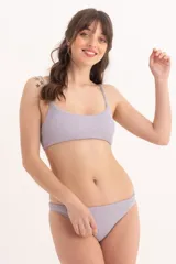 Bombacha de bikini color lila con textura acanalada, corte clásico de tiro bajo.