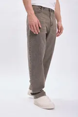 Pantalón de jean corte baggy color visón.