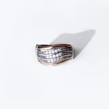 Anillo de plata y oro con circonias.