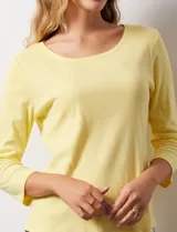 Remera de algodón color verde agua, con escote redondo y mangas 3/4.