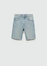 Short de jean celeste con tiro medio, corte recto y bajo deshilachado.