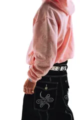 Hoodie rosa con cierre frontal y estampado de hojas de acanto en color blanco.