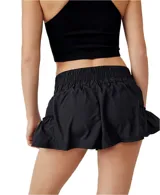 Short deportivo negro de tiro alto con cintura elástica y pliegues.
