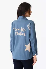 Campera verde militar de algodón con mangas largas y cuello camisero. Estampado en la espalda con la frase "Trouble Maker" y una estrella.