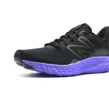Championes de running New Balance modelo 411V3, color negro con suela violeta, capellada de malla y logo "N" en el lateral.
