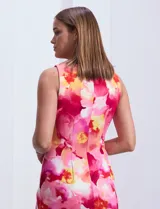 Vestido corto sin mangas, con estampado floral en tonos rosa, fucsia, amarillo y blanco. Cuello redondo, corte recto y cierre invisible en la espalda. Marca Sandra Darren.