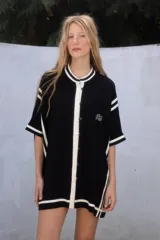 Camisola de lino color negro, corta y amplia tipo vestido. Con cuello mao y abotonada adelante.