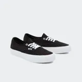 Championes Vans Authentic VR3 negros con suela blanca. Fabricados con lona de algodón orgánico, plantilla de espuma VR3Cush™ de base biológica y suela VR3Waffle™ con caucho natural de origen responsable.