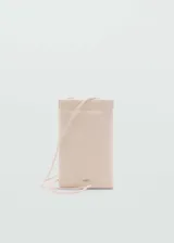 Funda para celular color rosa claro con diseño acolchado de rombos y correa larga ajustable.