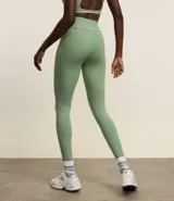 Calza deportiva larga color verde claro, de microfibra, con cintura alta y bolsillo interno.