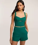 Short color beige de tela bengaline con bolsillos delanteros y cremallera lateral.