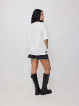 Remera negra de algodón con corte oversize y cuello redondo.