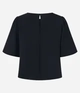 Blusa negra de mangas cortas abullonadas, confeccionada en tejido airflow con textura arrugada y abertura en forma de gota en la espalda.