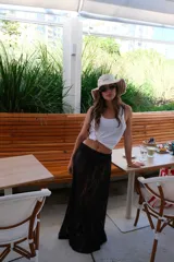 Pollera larga de encaje negro, con forro interior que deja ver la transparencia del encaje.