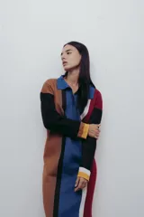 Vestido midi de punto con cuello polo y diseño de bloques de color en tonos azul, marrón, negro y rojo.