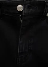 Pantalón de jean negro de corte recto, con terminación desflecada.