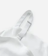 Blusa de satén color blanco, con escote drapeado y breteles finos ajustables. El bajo es irregular.