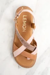 Sandalias bajas Lemon Jelly color marrón claro con tiras cruzadas en cuero color beige y rosa.