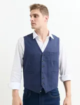Chaleco azul marino con cierre de botones, bolsillos frontales y corte clásico.