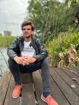 Campera de cuero ovino italiano negra, corte clásico con cierre frontal y bolsillos laterales.